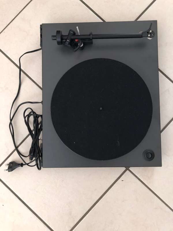 NAD C556 turntable record player