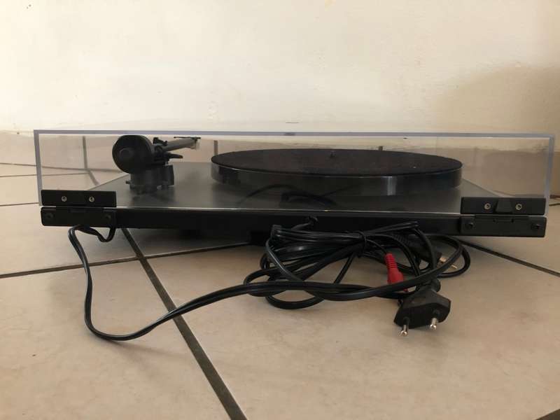 NAD C556 turntable record player