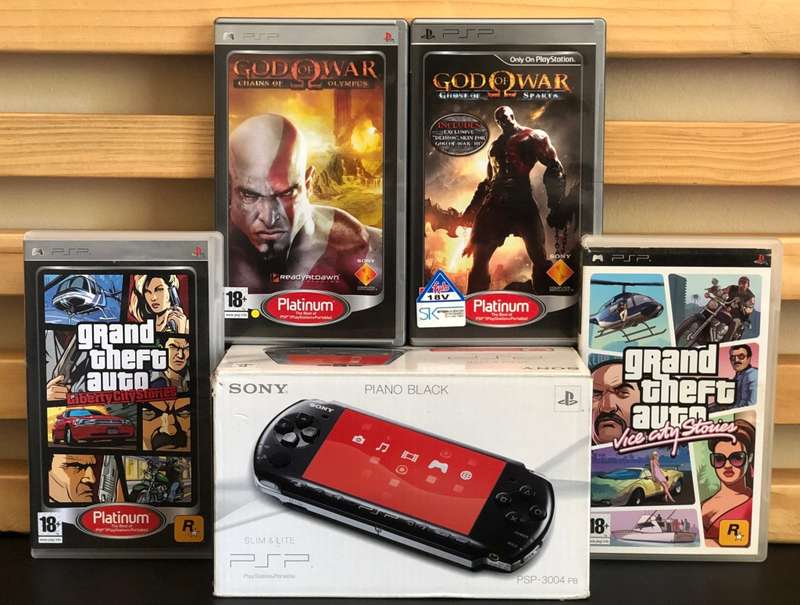 Sony PSP (PSP-3004 PB) Complete in Box Console + Game Bundle