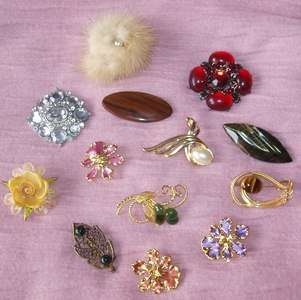 A NICE LOT OF VINTAGE COSTUME BROOCHES