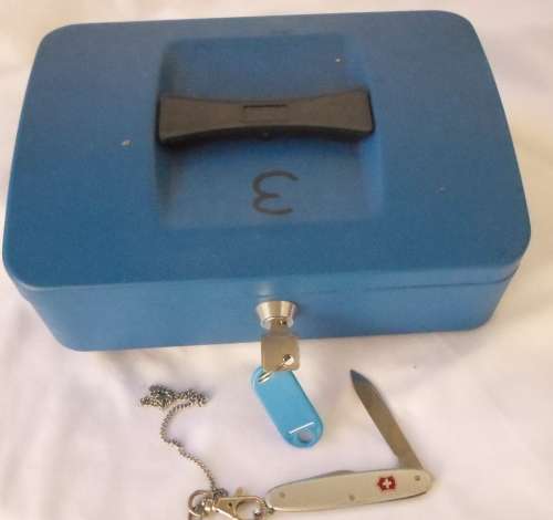 METAL CASH BOX WITH POCKET KNIFE JEWELRY SAFETY STORAGE BOX LOCK -UP VALUABLES WITH KEY
