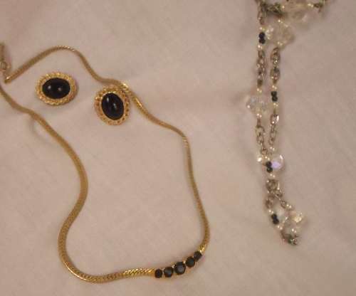 WOW !!!!!!! BEAUTIFUL LOT OF COSTUME JEWELRY ( ALL IN GOOD CONDITION NON BROKEN 0