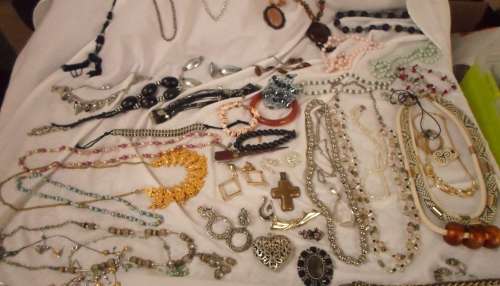 WOW !!!!!!! BEAUTIFUL LOT OF COSTUME JEWELRY ( ALL IN GOOD CONDITION NON BROKEN 0
