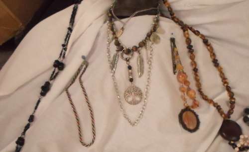 WOW !!!!!!! BEAUTIFUL LOT OF COSTUME JEWELRY ( ALL IN GOOD CONDITION NON BROKEN 0
