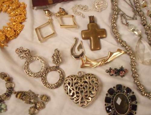 WOW !!!!!!! BEAUTIFUL LOT OF COSTUME JEWELRY ( ALL IN GOOD CONDITION NON BROKEN 0