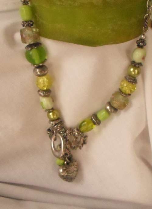 WOW !!!!!!! BEAUTIFUL LOT OF COSTUME JEWELRY ( ALL IN GOOD CONDITION NON BROKEN 0