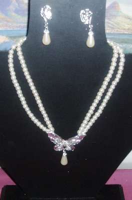 BEAUTIFUL BUTTERFLY PENDANT ON PEARL NECKLACE WITH MACHING EARINGS