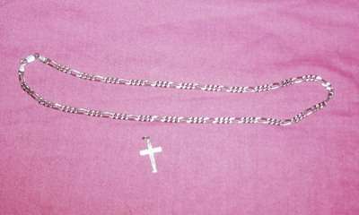 STUNNING  MENS 9/25 STIRLING SILVER CHAIN AND A SMALL CROSS
