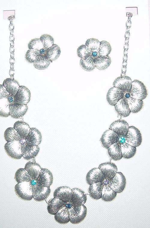 EXQUISITE NECKLACE (NO WORDS TO DESCRIBE)STYLISH!!GLITTERY STONES