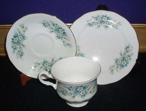 BEAUTIFUL QUEEN ANNE TRIO ( MADE IN ENGLAND E 57 8 )