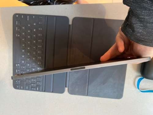 iPad Pro 11 Inch 64GB Space Gray WIFI Only - Complete box and original Apple Smart Keyboard Folio