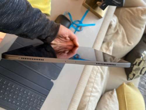 iPad Pro 11 Inch 64GB Space Gray WIFI Only - Complete box and original Apple Smart Keyboard Folio
