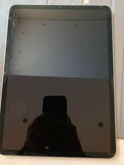 iPad Pro 11 Inch 64GB Space Gray WIFI Only - Complete box and original Apple Smart Keyboard Folio