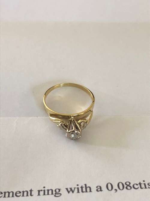 18ct gold engagement ring with diamond