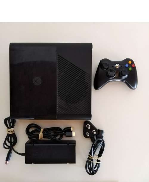 Microsoft Xbox 360  4GB Console with 4 Games  | Excellent Condition