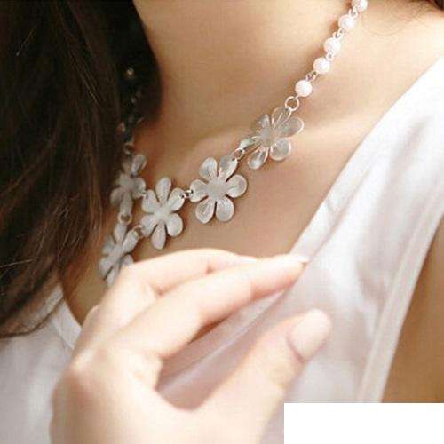 Ladies Elegant Flower and Pearl Bead Necklace