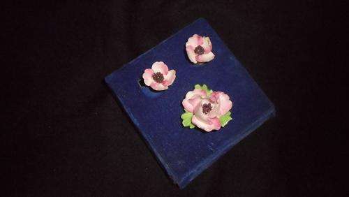 PORCELAIN FLOWER BROOCH +CLIPP ON EARINGS-AS PER SCAN