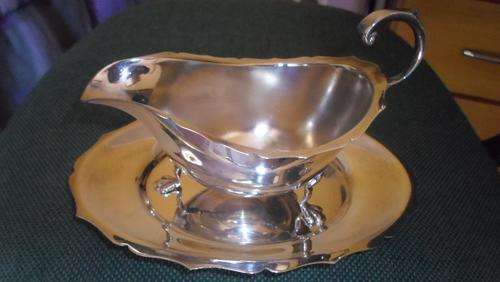 BEAUTIFUL PLATED CREAMER WITH DRIP TRAY