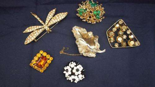 6 BEAUTIFUL VINTAGE  BROOCHES