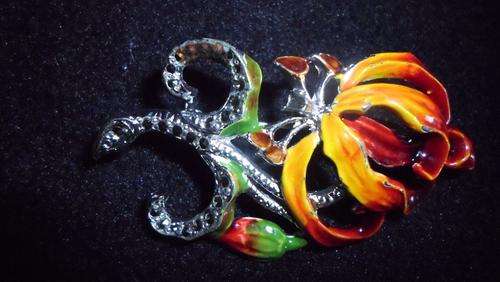 STUNNING !!!!! VINTAGE LADIESFLAME LILY BROOCH