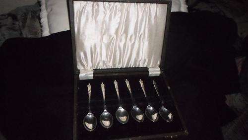 BEAUTIFUL BOXED VINTAGE APOSTLE  TEA SPOONS