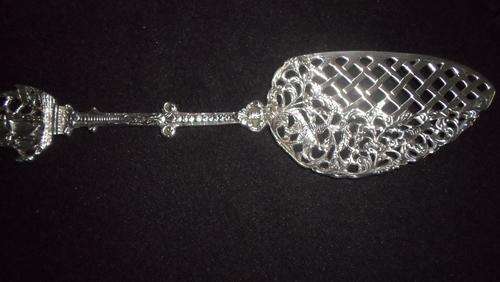 BEAUTIFUL ORNATE   SILVER PLATED CAKE LIFT !!!!