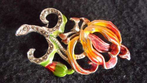 BEATIFUL VINTAGE & ANTIQUE JEWELLERY BROOCH  FLAME LILY