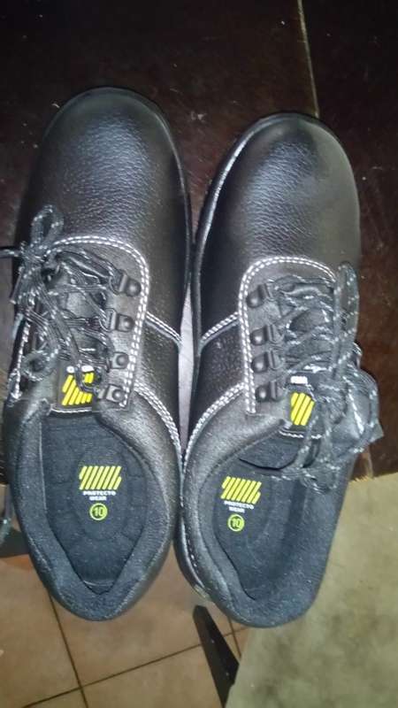 Protecto Utility safety shoe size 10