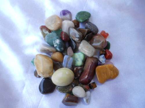 Mixed lot of semi-precious stones