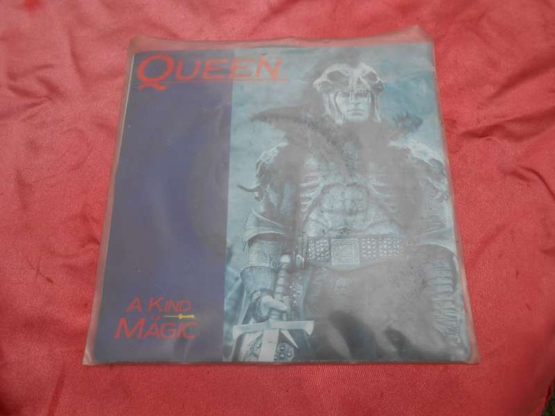 Vinyl 7` single. Queen  It`s a Kind of Magic.  A Dozen Red Roses for my Darling. VG+ VG+