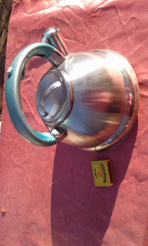 Whistling kettle.  Excellent  working condition.   No leaks.