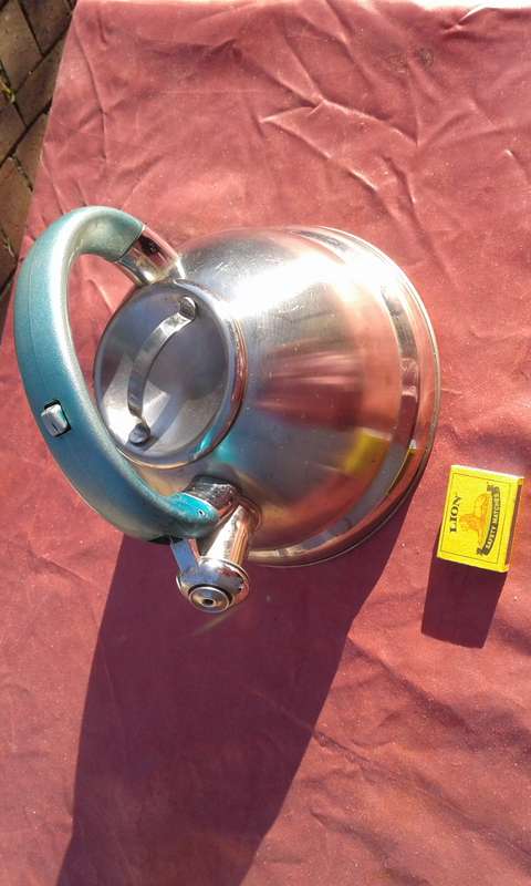 Whistling kettle.  Excellent  working condition.   No leaks.