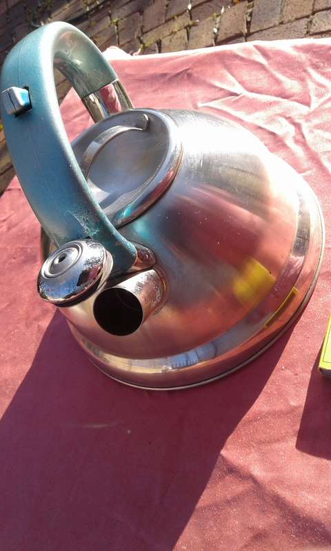 Whistling kettle.  Excellent  working condition.   No leaks.