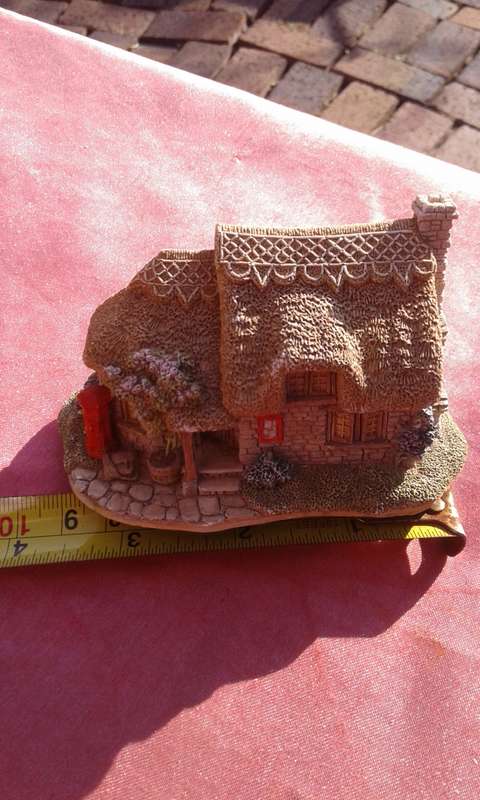 Lilliput Lane.    Penny's Posi.  Made in England.
