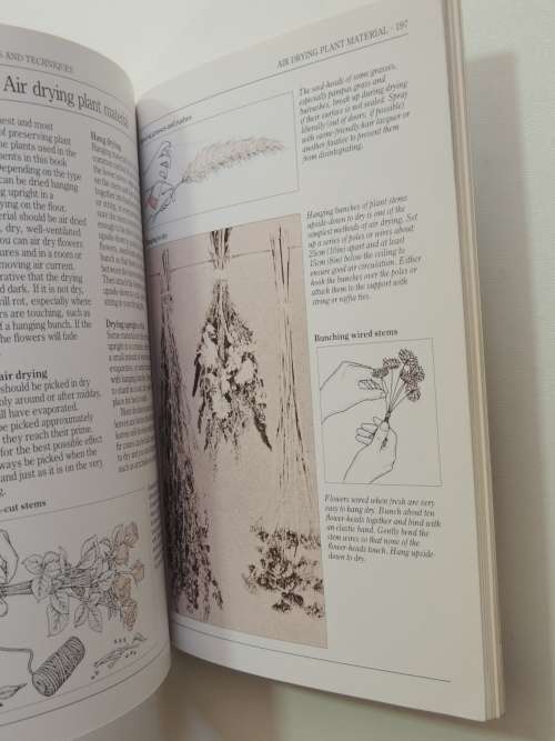 Flower Arranging - Pocket Encyclopedia - Ed. Malcolm Hillier