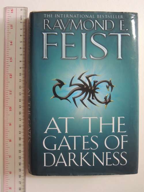 At the Gates of Darkness - Raymond E Feist