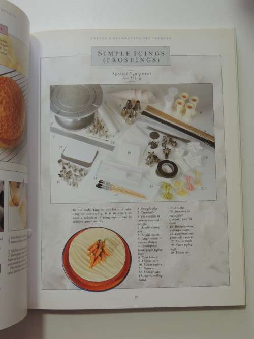 The Essential Cake Decorator - A Concise Course in Decorating Techniques - Janice Murfitt