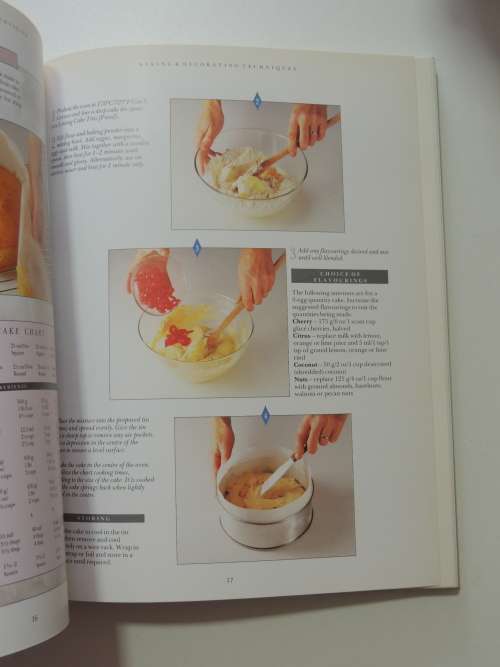 The Essential Cake Decorator - A Concise Course in Decorating Techniques - Janice Murfitt