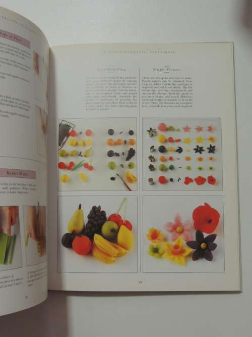 The Essential Cake Decorator - A Concise Course in Decorating Techniques - Janice Murfitt