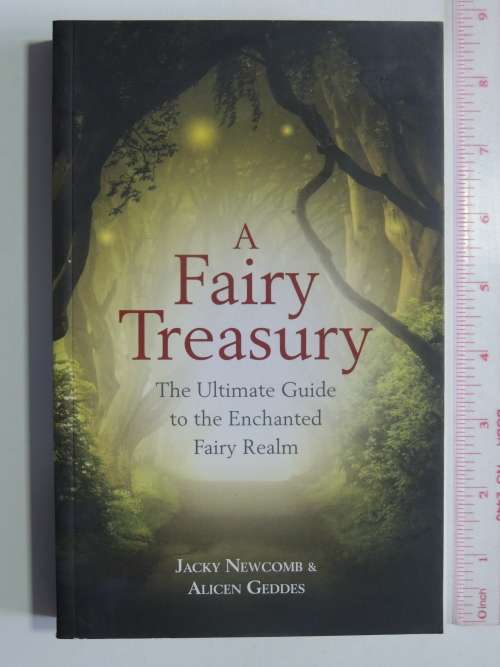 A Fairy Treasury - The Ultimate Guide To The Enchanted Fairy Realm - Jacky Newcomb & Alicen Geddes