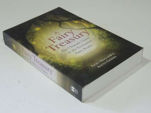 A Fairy Treasury - The Ultimate Guide To The Enchanted Fairy Realm - Jacky Newcomb & Alicen Geddes