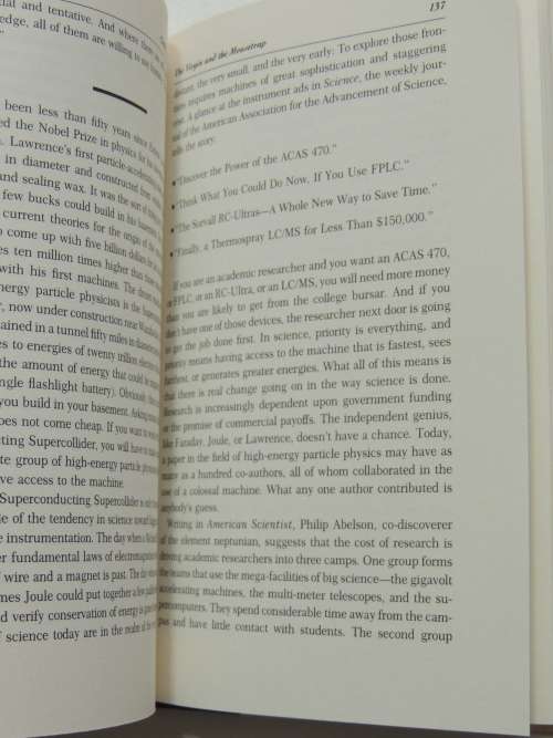 The Virgin And The Mousetrap - Essays In The Search Of The Soul Of Science - Chet Raymo