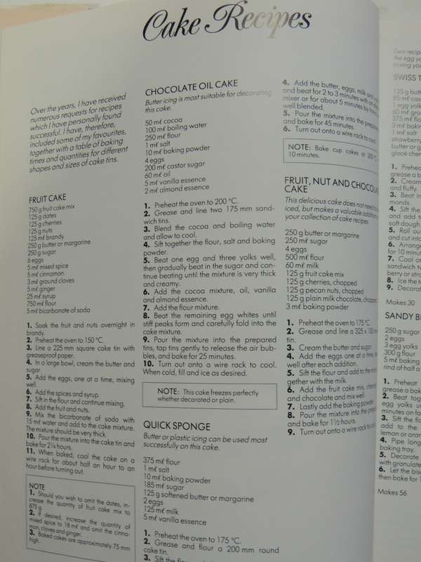 Cake Decorating and Sugarcraft: More than 50 Designs with Step by Step Instructions - Sylvia Coward