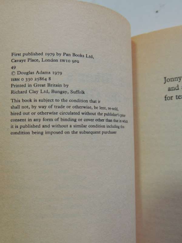 The HitchHiker`s Guide to the Galaxy - Douglas Adams