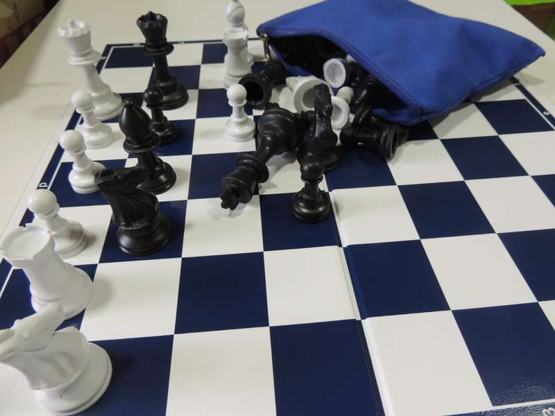 Chess Set Medium/Large with Staunton Style Chess Pieces plus Fold Up Board