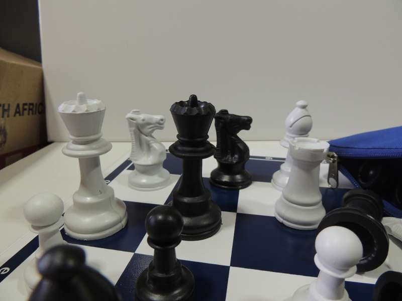 Chess Set Medium/Large with Staunton Style Chess Pieces plus Fold Up Board