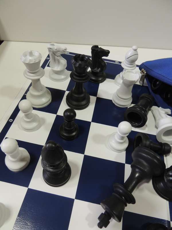 Chess Set Medium/Large with Staunton Style Chess Pieces plus Fold Up Board