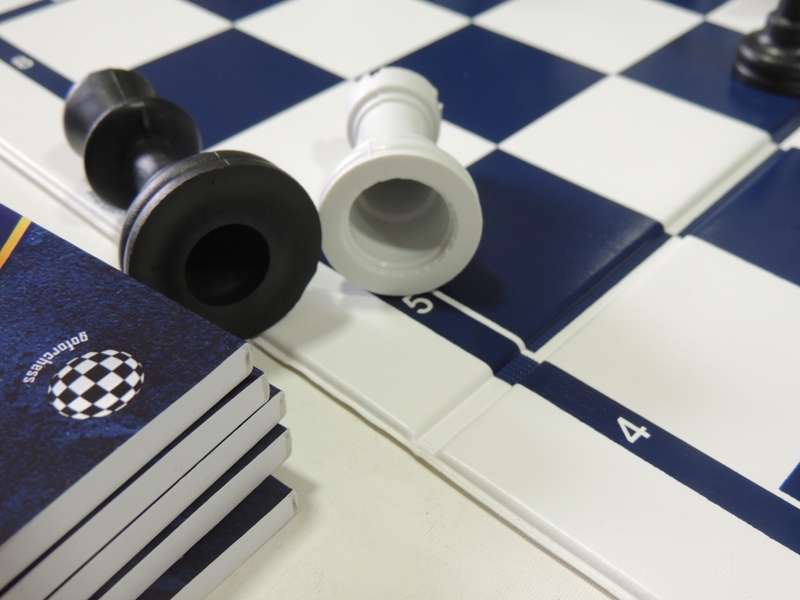 Chess Set Medium/Large with Staunton Style Chess Pieces plus Fold Up Board
