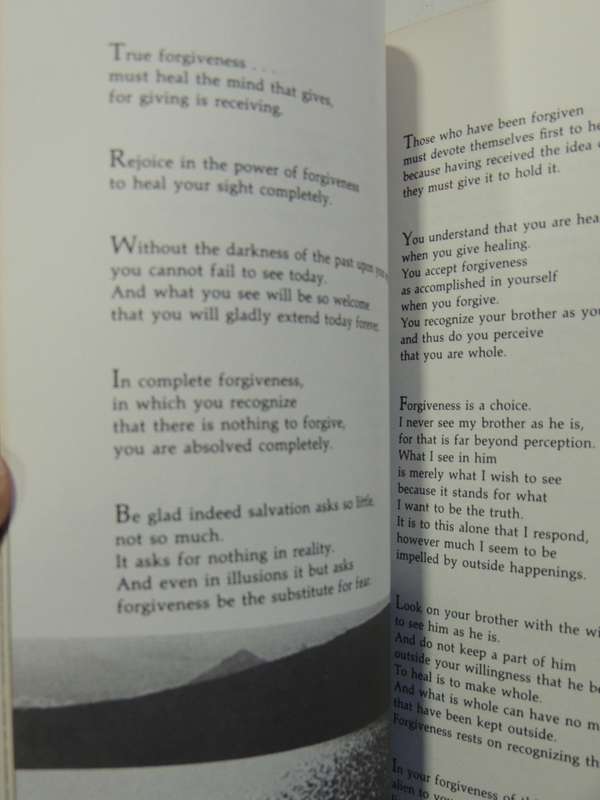 A Gift Of Healing - Selections From A Course In Miracles - ed Frances Vaughan & Roger Walsh