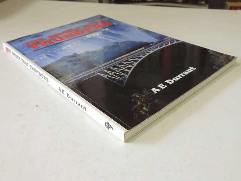 The Smoke That Thunders - A.E. Durrant